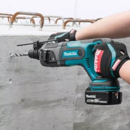 Makita 18V LXT Cordless SDS-Plus Rotary Hammer Drill Kit w/ (2) 5.0Ah Batteries & Charger thumbnail 5