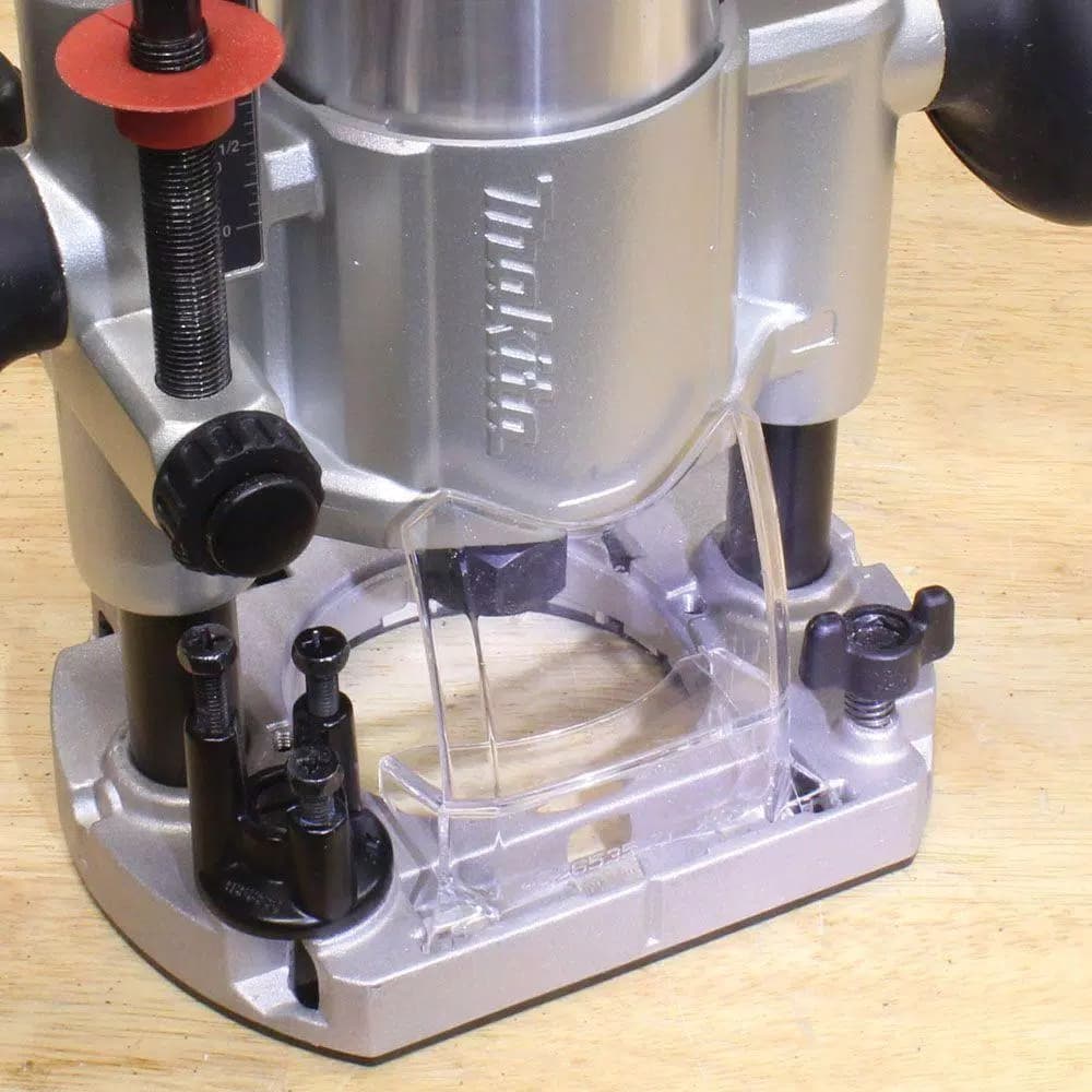 Makita 1-1/4 HP 6.5 Amp Compact Corded Router Kit with Plunge Base and Variable Speed