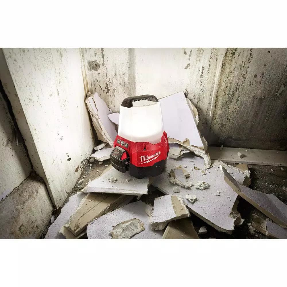 Milwaukee M18 RADIUS Compact Site Light with Flood Mode, 2200 Lumens (Tool-Only)