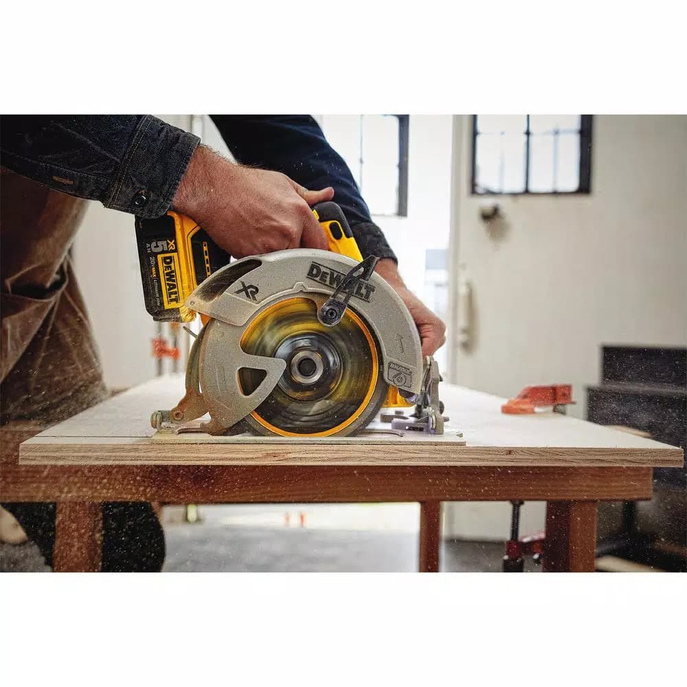 DEWALT 20V MAX XR 7-1/4 in. Brushless Cordless Circular Saw Kit with 3.0 Ah Battery and Charger