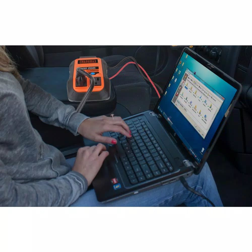 BLACK+DECKER BLACK + DECKER 500-Watt Power Inverter with Dual 120V AC Outlets and USB Ports