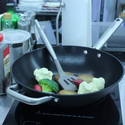 BergHOFF Geminis 12.5 in. Spun Cast Iron Wok and 7 in. Cleaver Set with Non-Stick Ceramic Coating thumbnail 3