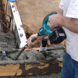 Makita 18V LXT Cordless 4 ft. Concrete Vibrator Kit (XVR01T) with 5.0Ah Battery and Charger thumbnail 4