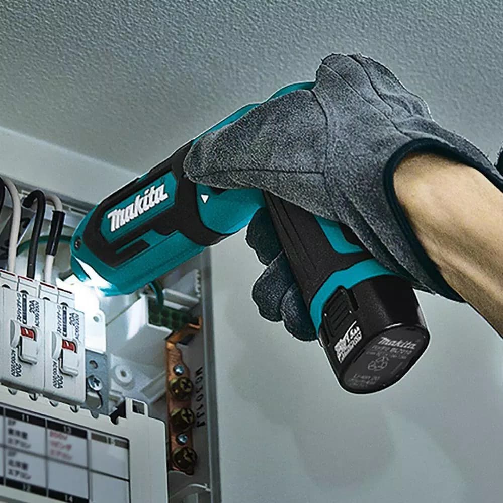 Makita 7.2V Lithium-Ion Cordless 1/4 in. Hex Impact Driver Kit