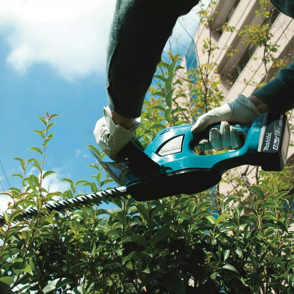 Makita 18V LXT Cordless Hedge Trimmer Kit with 4.0Ah Battery and Charger, 22 in. Blade