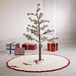 Glitzhome 52 in. White Knitted Chenille Christmas Tree Skirt with Red Trim and Pompoms thumbnail 6
