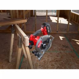 Milwaukee M18 FUEL 6-1/2 in. Brushless Cordless Circular Saw Kit with (2) 5.0 Ah Batteries & Charger thumbnail 8