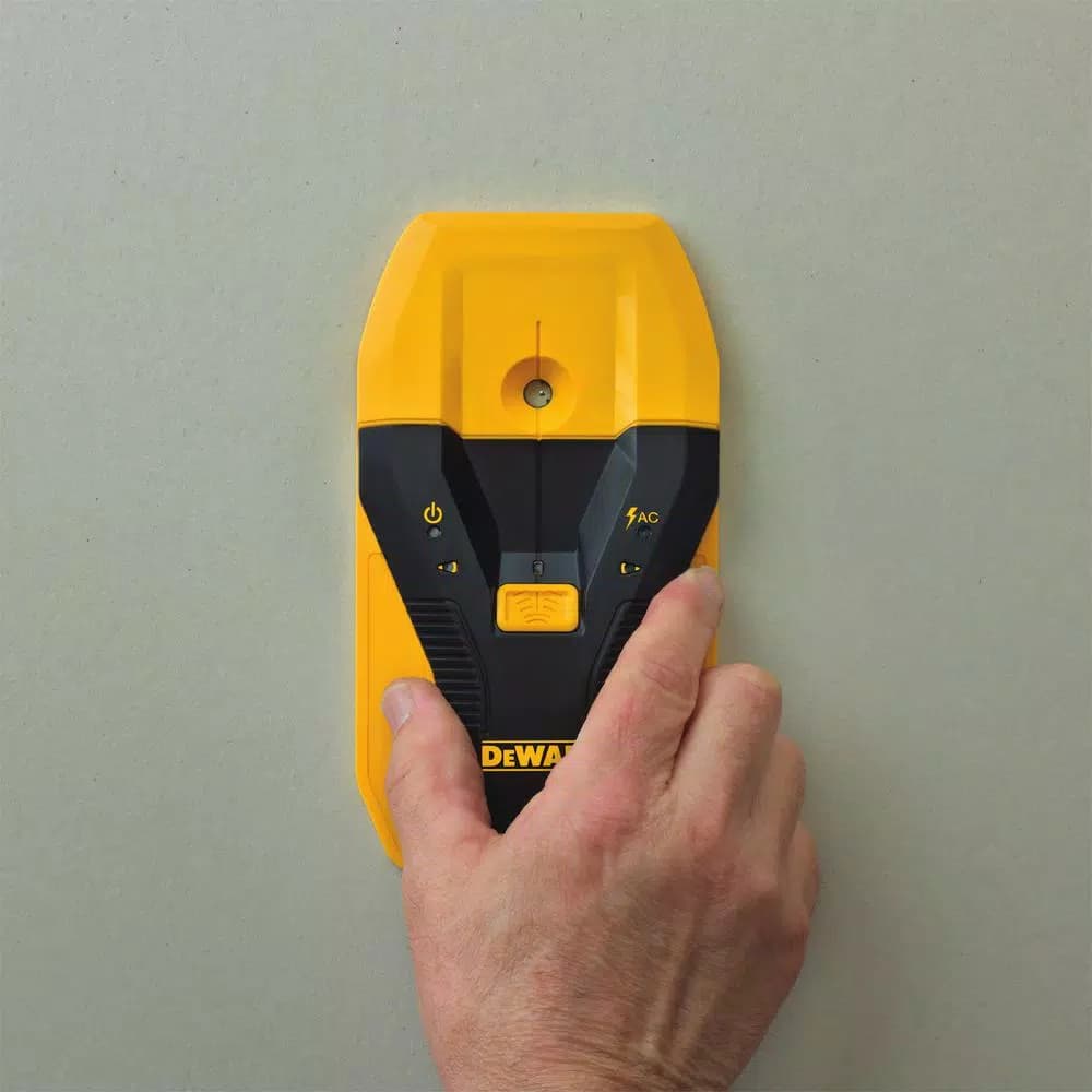 DEWALT Green Cross Line Laser Level with Center-Find Stud Finder Combo Kit