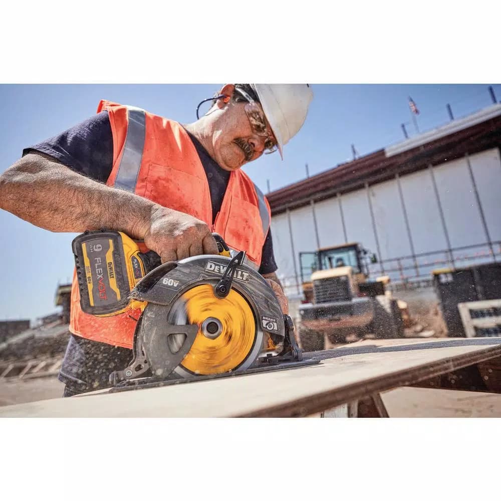 DEWALT FLEXVOLT 60V MAX Brushless 7-1/4 in. Circular Saw Kit with (2) 9.0 Ah Batteries