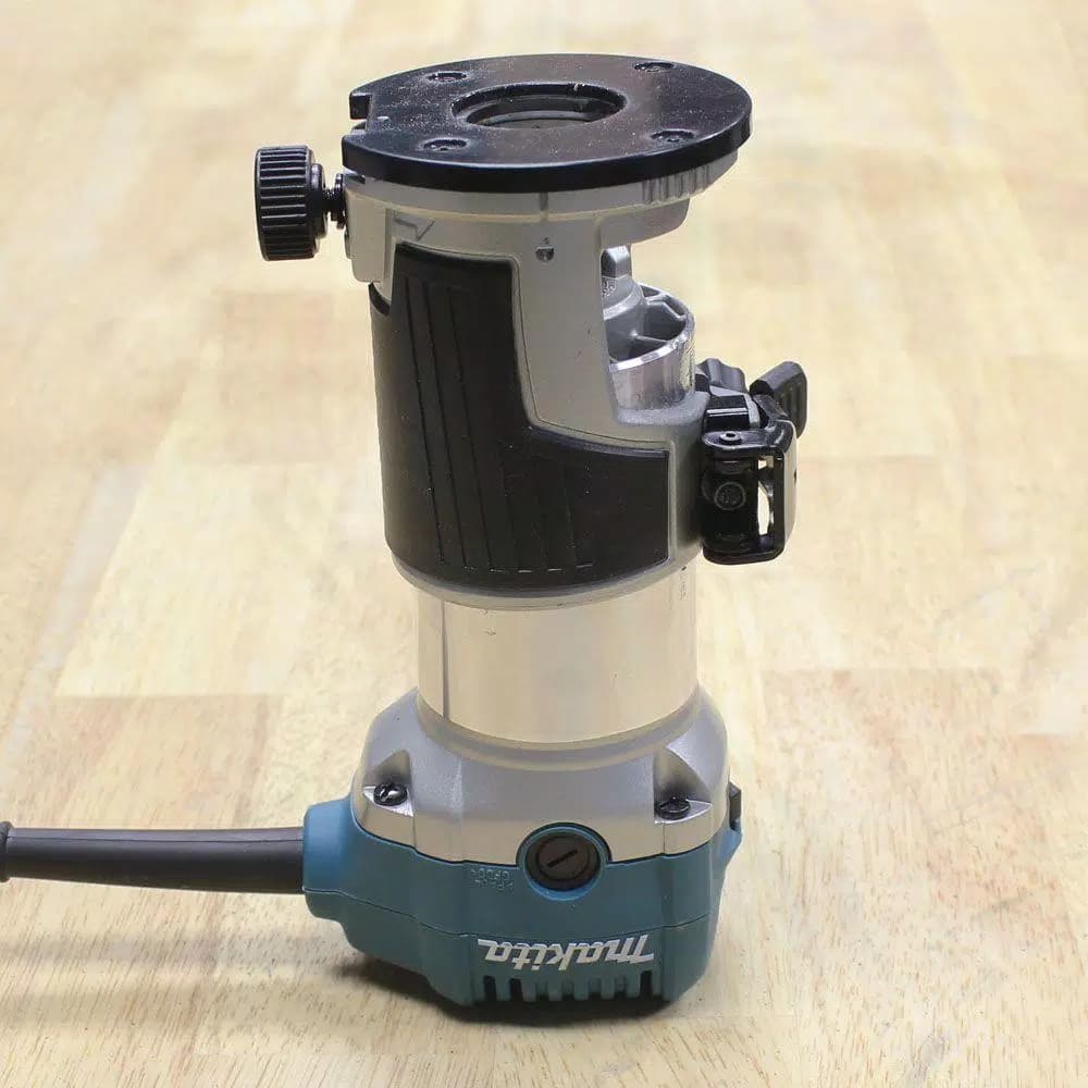 Makita 1-1/4 HP 6.5 Amp Compact Corded Router Kit with Plunge Base and Variable Speed