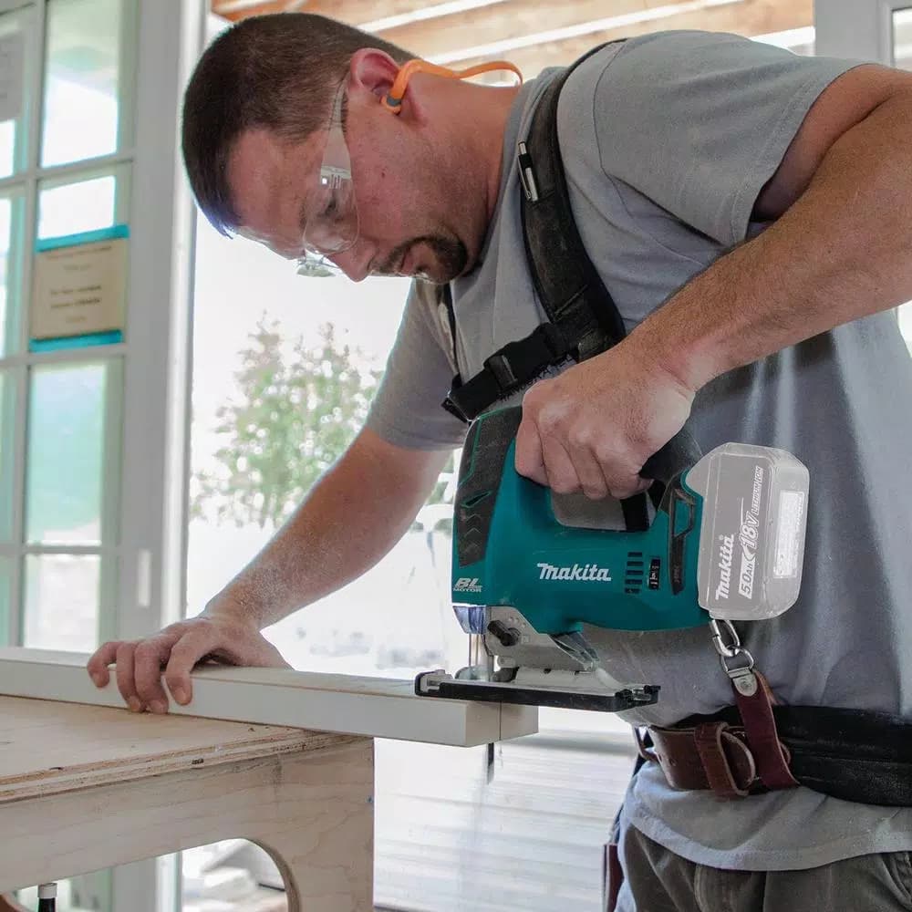 Makita 18V LXT Brushless Router, Jig Saw, and 2 Gal. Dust Extractor Combo Kit with 5.0 Ah Battery and Charger
