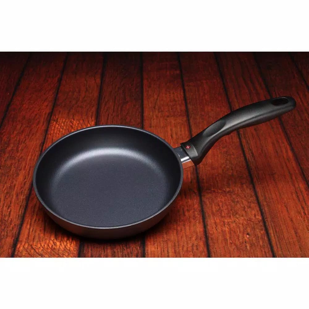 Swiss Diamond Classic Series 8 in. Cast Aluminum Nonstick Frying Pan, Grey