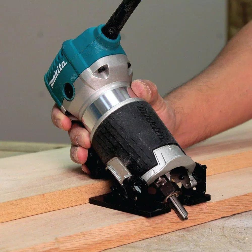Makita 6.5 Amp 1-1/4 HP Corded Variable Speed Compact Router Kit with 3 Bases
