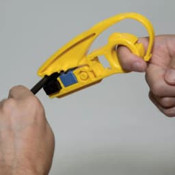 Klein Tools Dual-Cartridge Radial Stripper for Coaxial and Twisted-Pair Cables thumbnail 4