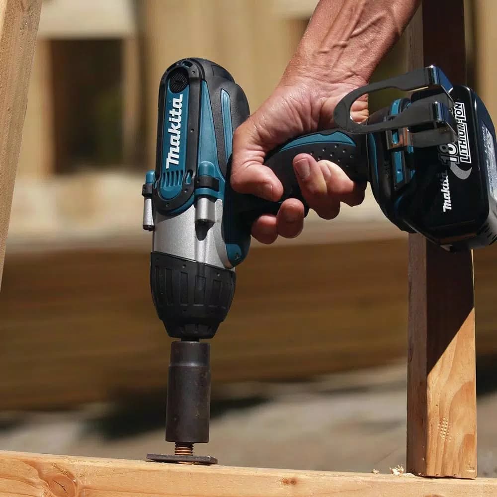 Makita 18V LXT Cordless 1/2 in. Impact Wrench Kit with 3.0Ah Battery, Charger, and Tool Bag