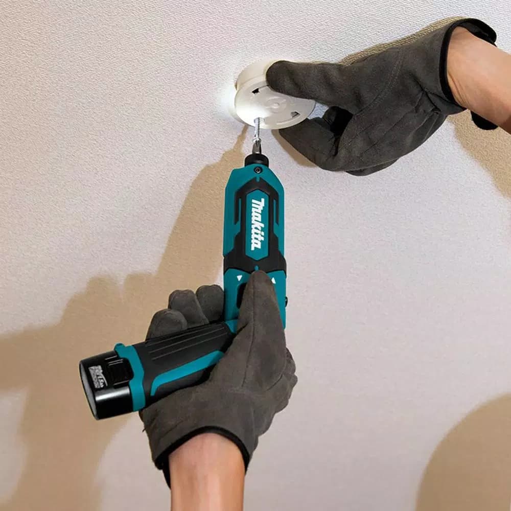 Makita 7.2V Lithium-Ion Cordless 1/4 in. Hex Impact Driver Kit
