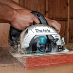Makita 18V LXT Sub-Compact Brushless 6-1/2" Cordless Circular Saw Kit (2.0 Ah) thumbnail 2