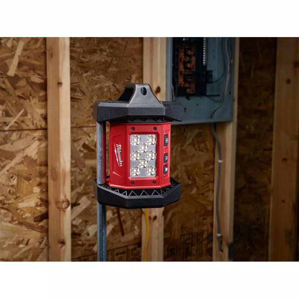 Milwaukee M18 18V Lithium-Ion Cordless LED Flood Light & 5.0Ah Battery Starter Kit