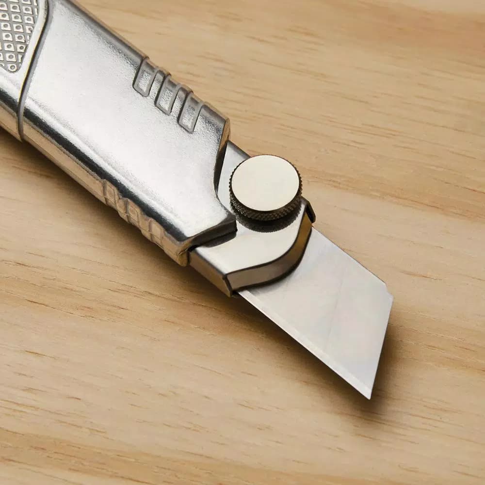 Stanley Xtreme 25 mm Snap-Off Ratcheting Knife with Die-Cast Metal Handle