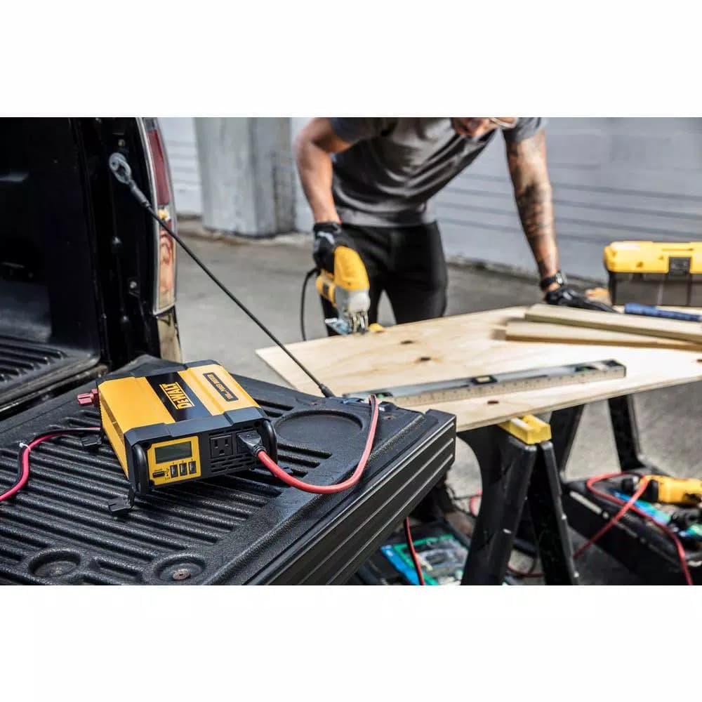 DEWALT DXAEPI1000 1000-Watt Professional Power Inverter with LCD Display