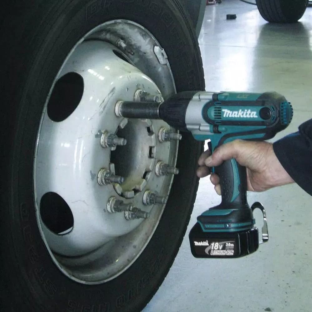 Makita 18V LXT Cordless 1/2 in. Impact Wrench Kit with 3.0Ah Battery, Charger, and Tool Bag