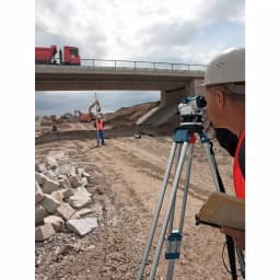 Bosch GOL 32CK 5.6 in. Automatic Optical Level Kit with 32x Magnification and Aluminum Tripod thumbnail 3