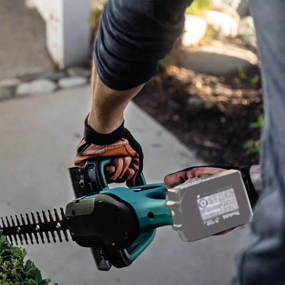 Makita 18V LXT Lithium-Ion Cordless 22 in. Hedge Trimmer (Tool Only)