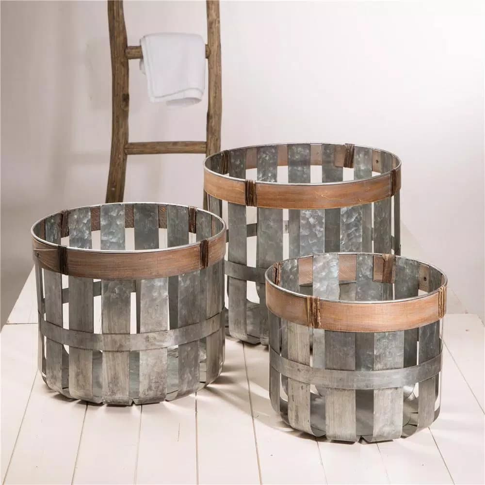 Glitzhome Farmhouse Slotted Galvanized Metal Storage Basket Set, Round with MDF Top (Set of 3)