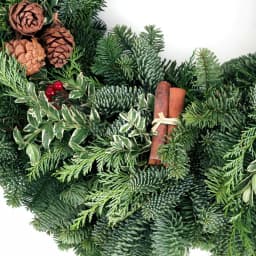 VAN ZYVERDEN 24 in. Live Fresh Cut Pacific Northwest Cinnamon Spice Christmas Wreath thumbnail 4