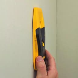 DEWALT Green Cross Line Laser Level with Center-Find Stud Finder Combo Kit thumbnail 4