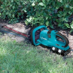 Makita 36V (18V x2) LXT Cordless Hedge Trimmer Kit with (2) 5.0 Ah Batteries and Dual Port Charger thumbnail 3