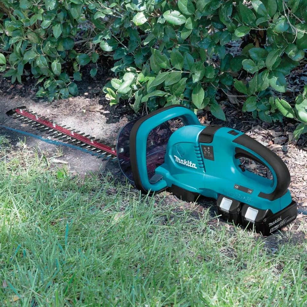 Makita 36V (18V x2) LXT Cordless Hedge Trimmer Kit with (2) 5.0 Ah Batteries and Dual Port Charger