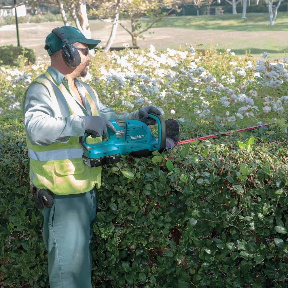 Makita 36V (18V x2) LXT Cordless Hedge Trimmer Kit with (2) 5.0 Ah Batteries and Dual Port Charger
