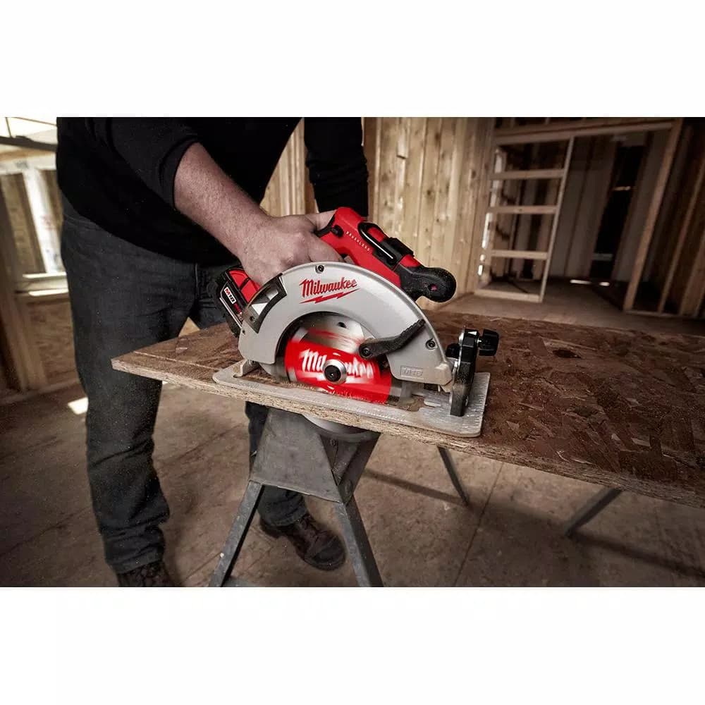 Milwaukee M18 18V Lithium-Ion Brushless 7-1/4 in. Circular Saw (Tool Only)