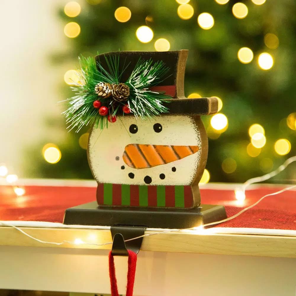 Glitzhome 6.5 in. Snowman Head Wooden and Metal Stocking Holder, Festive Holiday Decor