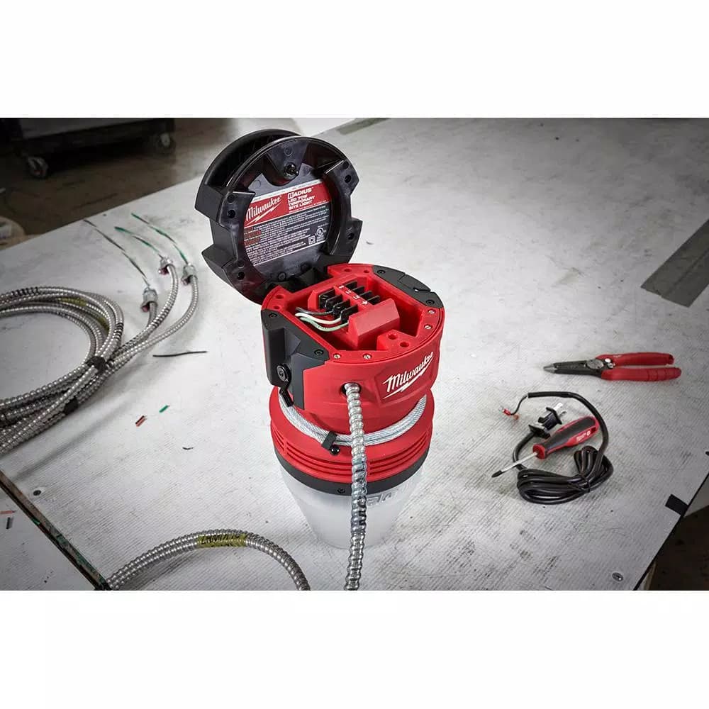 Milwaukee RADIUS 70W LED Temporary Site Light, 7,700 Lumens