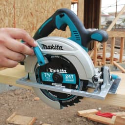 Makita 36V (18V x2) 7-1/4 in. Cordless Circular Saw Kit with 2 5.0 Ah Batteries and Charger thumbnail 5