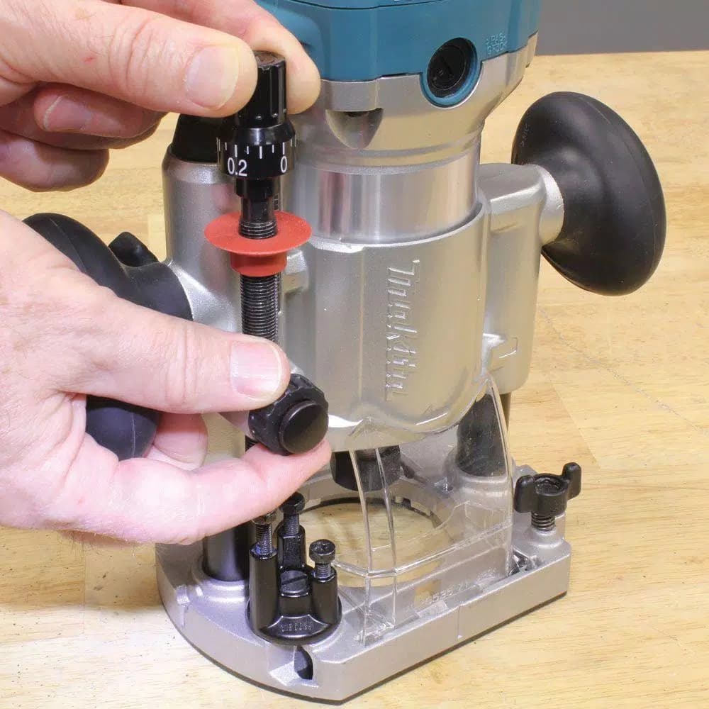 Makita 1-1/4 HP 6.5 Amp Compact Corded Router Kit with Plunge Base and Variable Speed