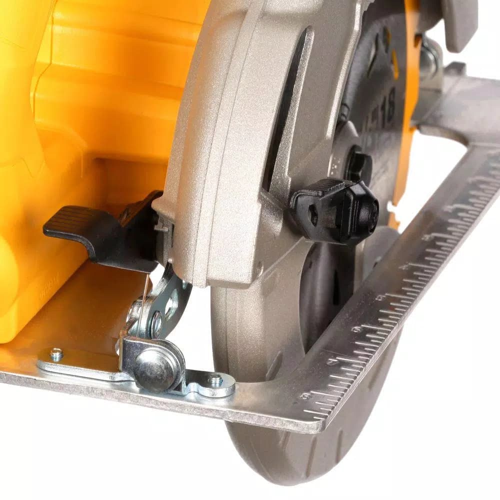 DEWALT 15 Amp 7-1/4 in. Lightweight Corded Circular Saw