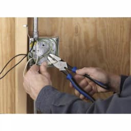 Klein Tools 9 in. Journeyman High Leverage Side Cutting Pliers thumbnail 3