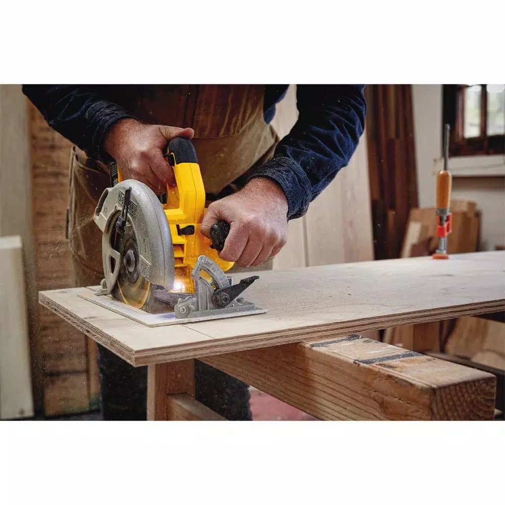 DEWALT 20V MAX XR Cordless Brushless 7-1/4 in. Circular Saw Kit with (2) 5.0 Ah Batteries and Charger