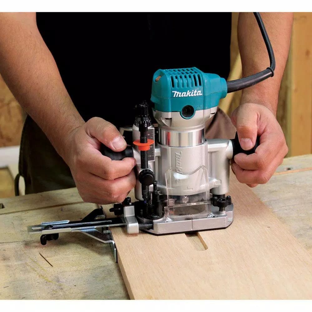 Makita 1-1/4 HP 6.5 Amp Compact Corded Router Kit with Plunge Base and Variable Speed