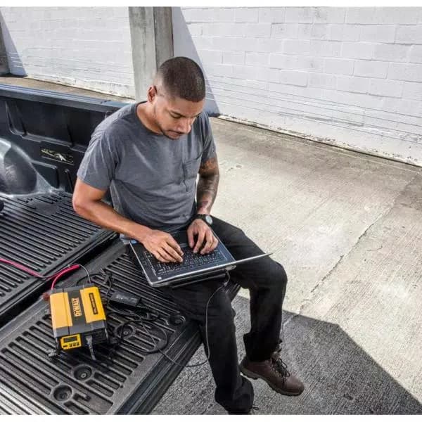 DEWALT DXAEPI1000 1000-Watt Professional Power Inverter with LCD Display