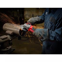 Milwaukee M18 FUEL 4-1/2 in. / 5 in. Braking Angle Grinder Kit with (2) 9.0 Ah Batteries and Rapid Charger thumbnail 8