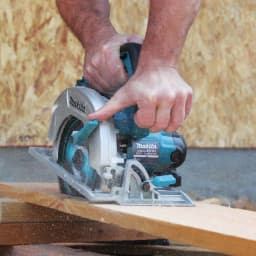Makita 36V (18V x2) 7-1/4 in. Cordless Circular Saw Kit with 2 5.0 Ah Batteries and Charger thumbnail 3
