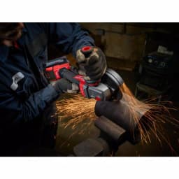 Milwaukee M18 FUEL 4-1/2 in. / 5 in. Braking Angle Grinder Kit with (2) 9.0 Ah Batteries and Rapid Charger thumbnail 7