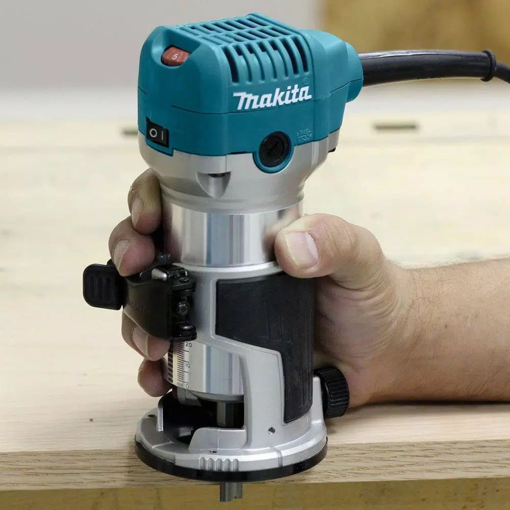 Makita 1-1/4 HP 6.5 Amp Compact Corded Router Kit with Plunge Base and Variable Speed