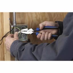 Klein Tools 9 in. Journeyman High Leverage Side Cutting Pliers thumbnail 4