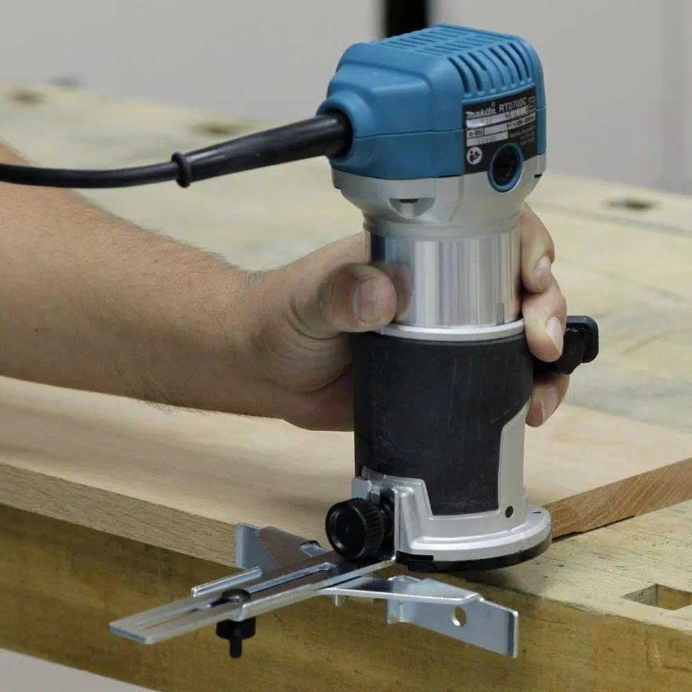 Makita 1-1/4 HP 6.5 Amp Compact Corded Router Kit with Plunge Base and Variable Speed