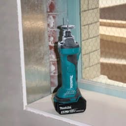 Makita 18V LXT Cordless Cut-Out Tool Kit with 5.0 Ah Battery and Charger thumbnail 4